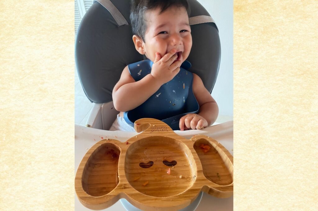 Bebé comiendo solo usando recetas del mejor recetario BLW.