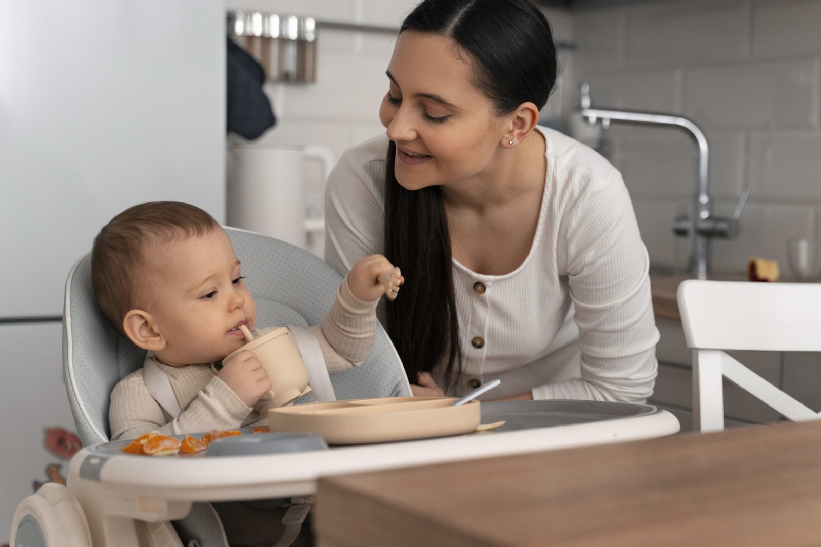 mi bebé puede hacer BLW sin dientes sentado en su silla de alimentación