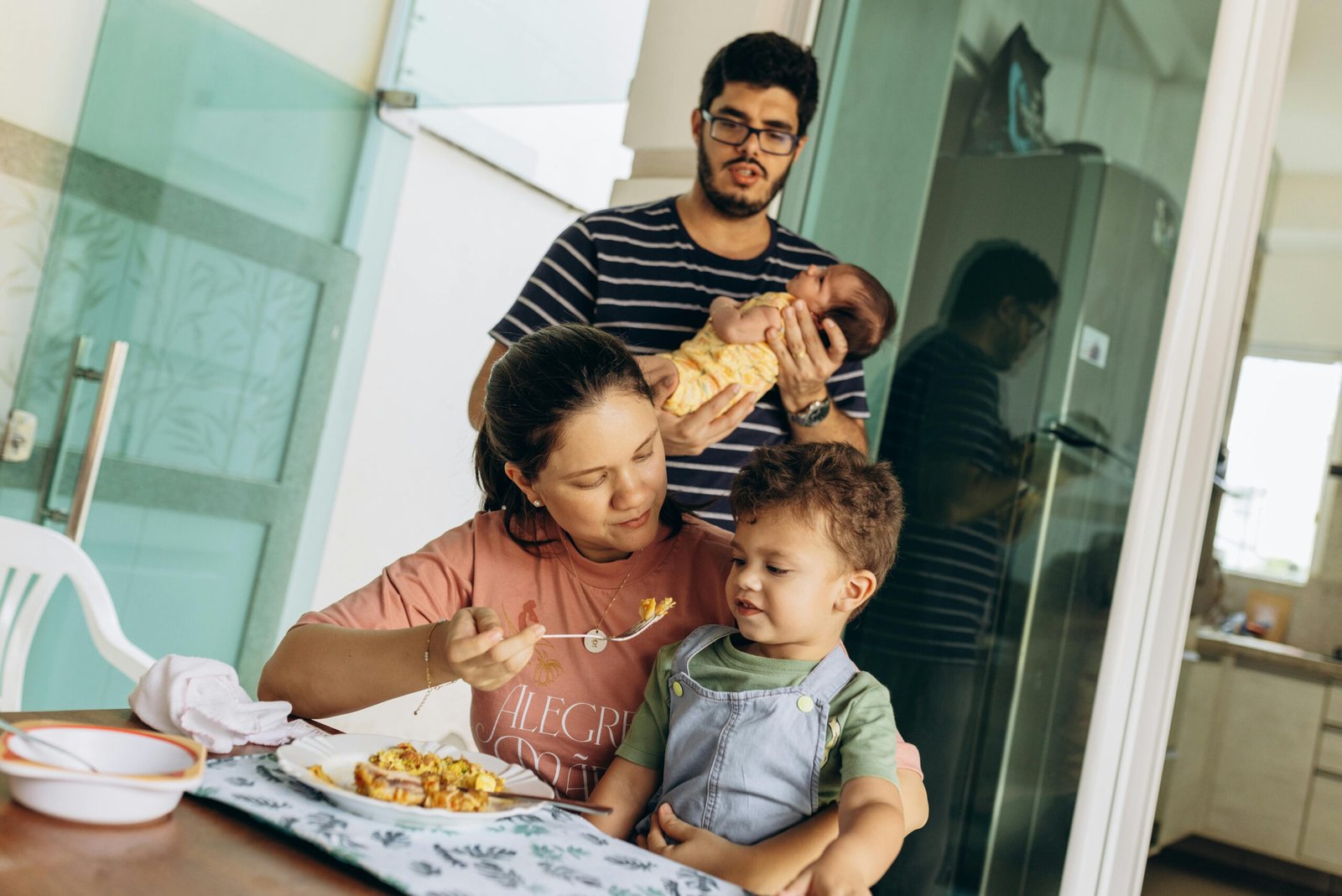 Bebé explorando alimentos en un ambiente de crianza consciente