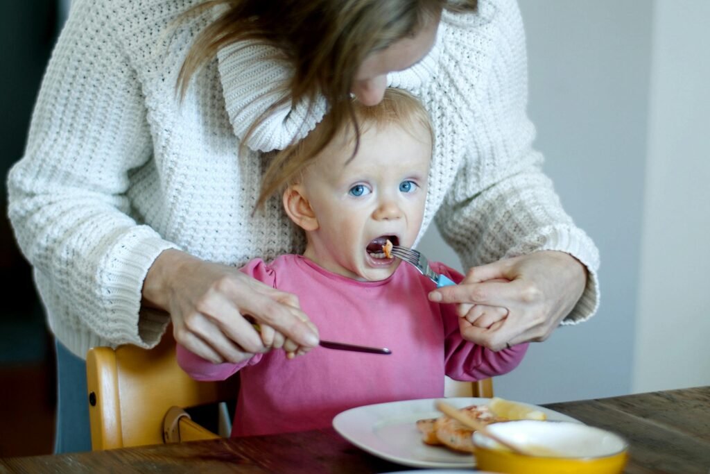 Comida para bebés de 6 meses, madre alimentando a su hijo con amor